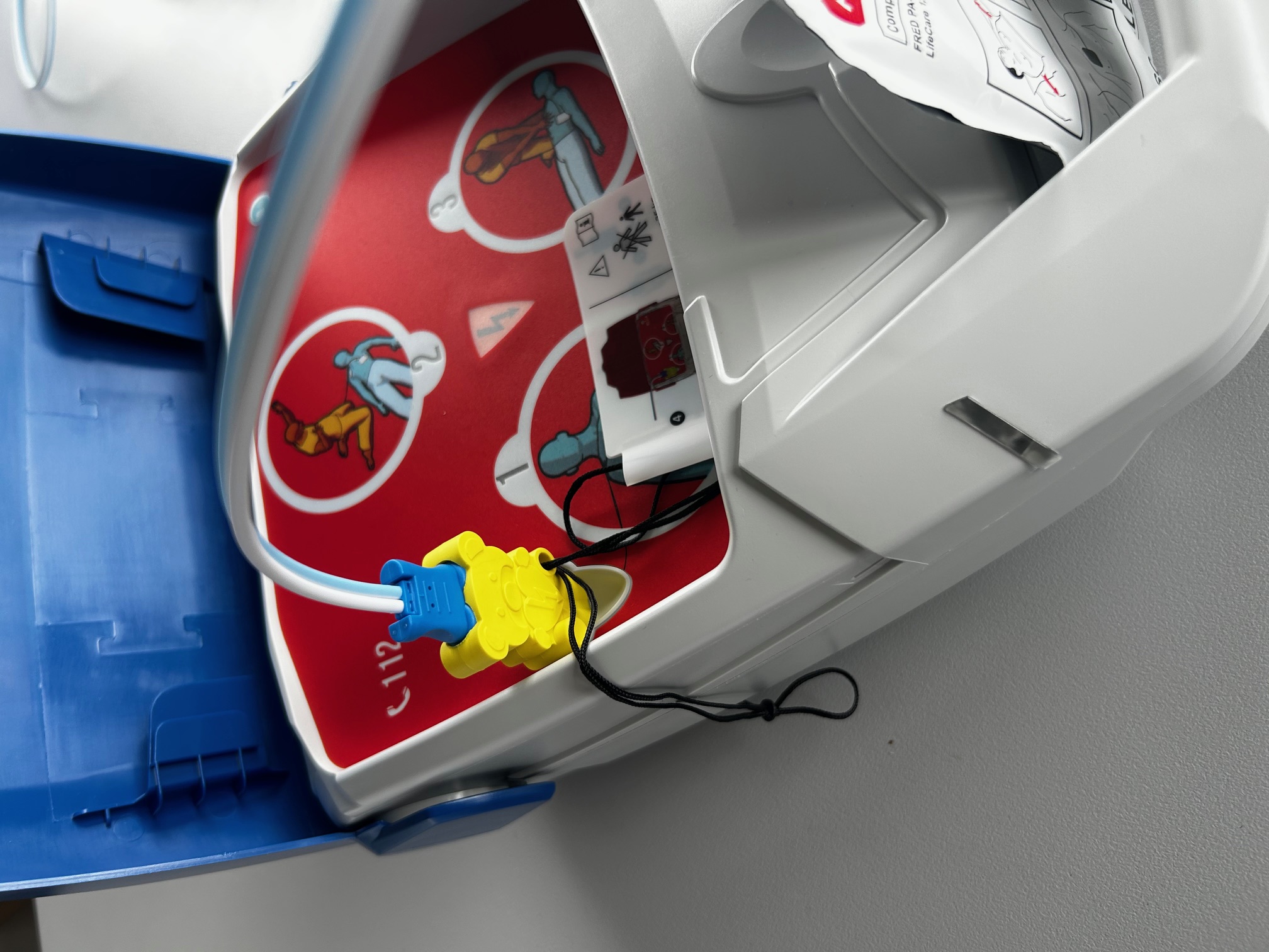 Notfallretter.de® Defibrillator AED Basic mit halbautom. Schockauslösung, Autostart, AED-Set, Vollausstattung, 3-sprachig, MDR-zertifiziert